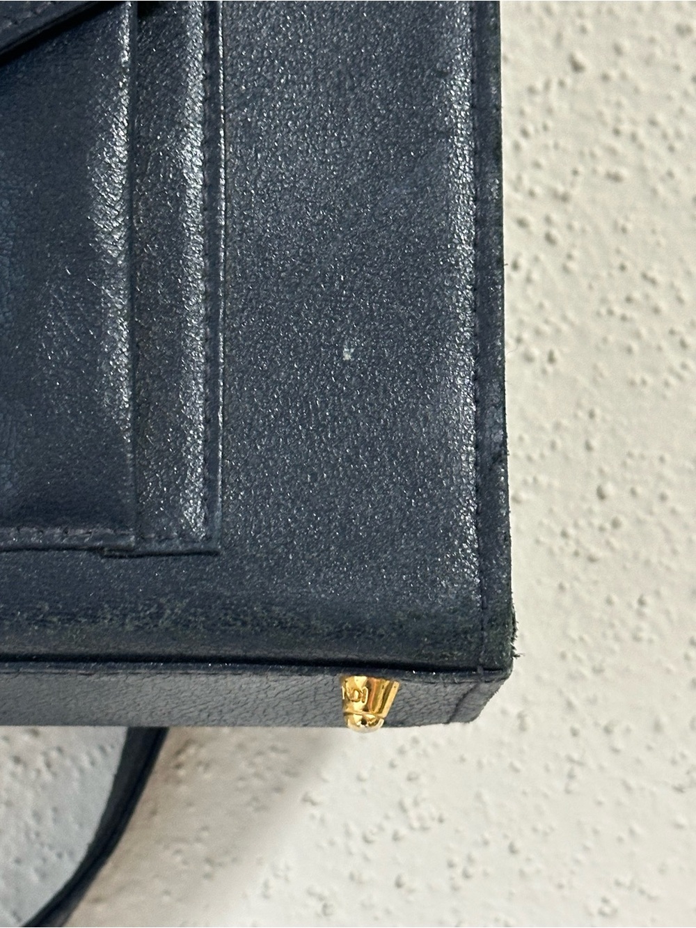 Vintage Leather navy blue bag from the 1970’s gold hardware. - Picture 11 of 15